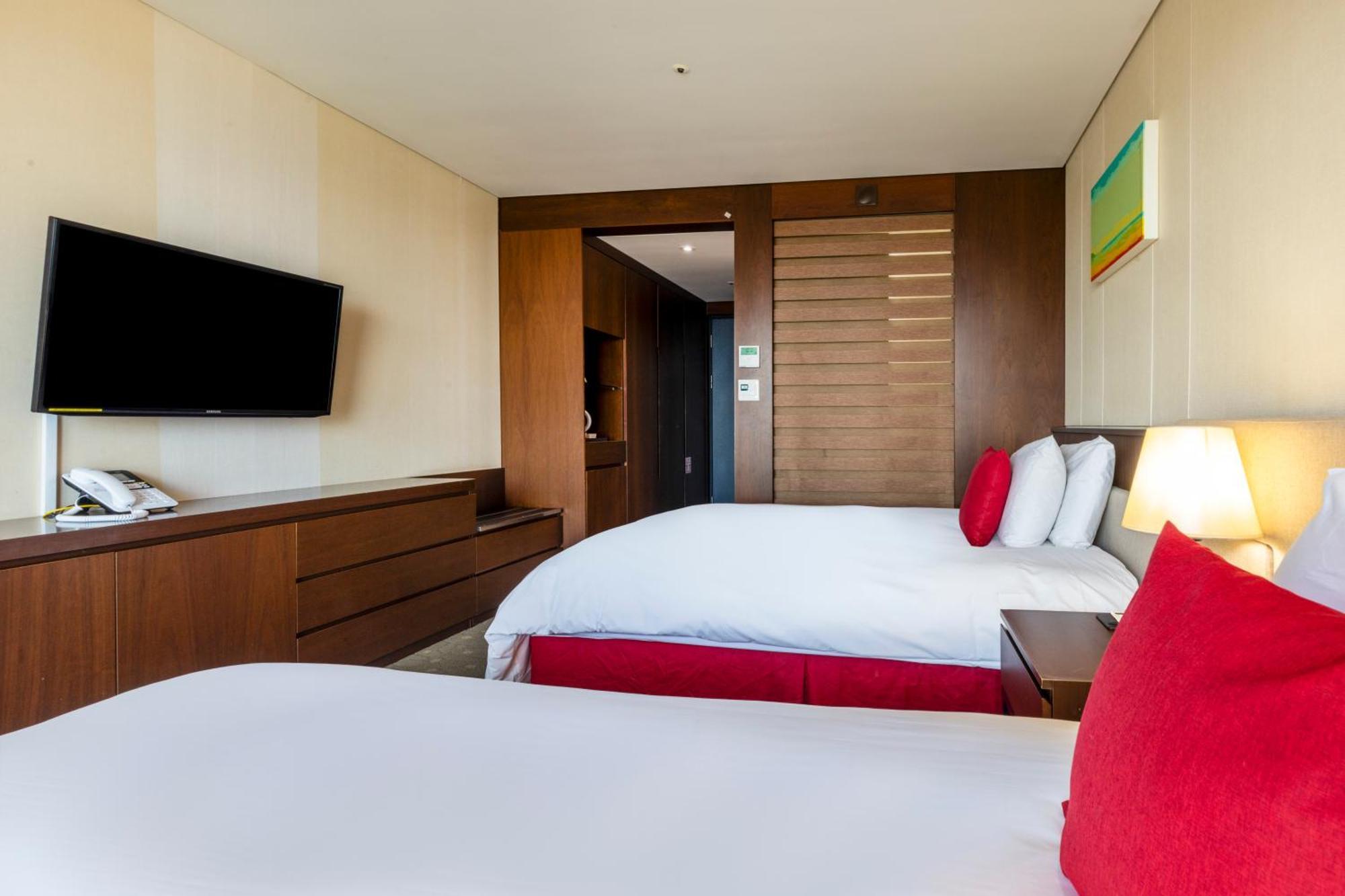 Hotel Ramada By Wyndham Jeju Hamdeok Exterior foto